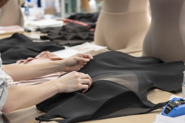 黒い補整下着製品の目視検査