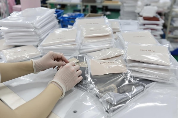 出荷前の包装済み補整下着製品の検査